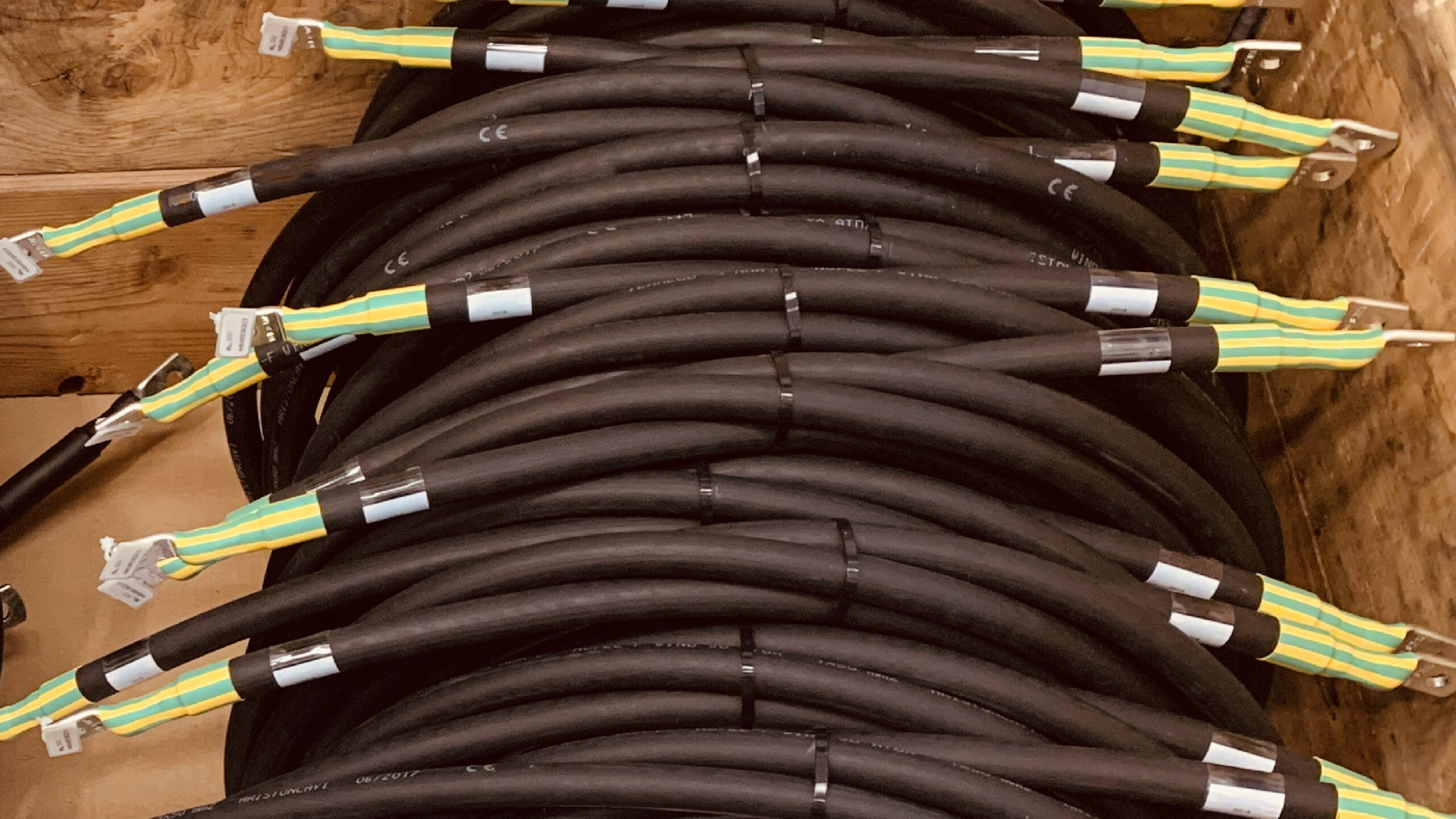 bg-electrosarson-cables-1-scaled.jpg